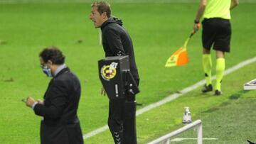 Luis Miguel Ramis dando instrucciones durante un encuentro