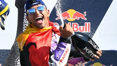 Jorge Mart¨ªn celebra su doblete en la carrera de MotoGP del Gran Premio de San Marino.