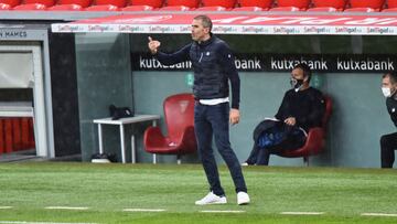 Gaizka Garitano da &oacute;rdenes desde el banquillo durante el partido de Liga Santander entre el Athletic Club de Bilbao y el Elche.