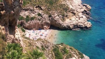 Al norte de la provincia de Alicante se esconde la Cala Los Tiestos, protegida por unos espectaculares acantilados de la costa de El Poble Nou de Benitatxell. Se trata de una aut¨¦ntica maravilla de la naturaleza ya que es uno de los pocos arenales de la zona que se mantiene pr¨¢cticamente inalterado. El acceso complicado hace que este lugar todav¨ªa se mantenga ajeno a la masificaci¨®n.