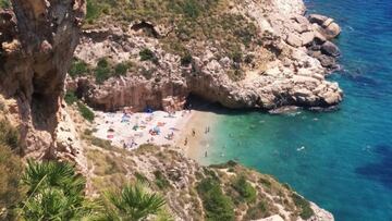 Al norte de la provincia de Alicante se esconde la Cala Los Tiestos, protegida por unos espectaculares acantilados de la costa de El Poble Nou de Benitatxell. Se trata de una auténtica maravilla de la naturaleza ya que es uno de los pocos arenales de la zona que se mantiene prácticamente inalterado. El acceso complicado hace que este lugar todavía se mantenga ajeno a la masificación.