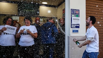 Empleados de la administración celebran que han vendido parte del número 88008 correspondiente al ‘Primer Premio’ del Sorteo Extraordinario de la Lotería de Navidad, a 22 de diciembre de 2023, en Villamarxant, Valencia, Comunidad Valenciana (España). Hoy se celebra el Sorteo Extraordinario de Navidad 2023, con el que el Estado reparte 2.590 millones de euros en premios entre los 185 millones de décimos de Lotería puestos a la venta. La emisión asciende a 3.700 millones de euros en total, repartiéndose en premios el 70%. El sorteo se celebra mediante el llamado ‘sistema tradicional’, que consiste en dos bombos que contienen uno de ellos los números y el otro los premios. Este es el Gordo más tardío en la historia del Sorteo.
22 DICIEMBRE 2023;LOTERÍA;SORTEO;PREMIOS;DINERO;EUROS
Rober Solsona / Europa Press
22/12/2023