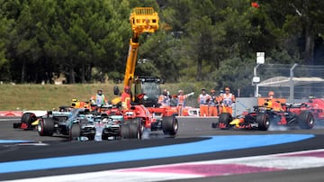 Salida accidentada en el Gran Premio de Francia 2018. Valtteri Bottas se ha tocado con Sebastian Vettel