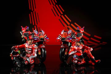 Marc M¨¢rquez y Francesco Bagnaia durante la presentaci¨®n de la Ducati Desmosedici GP25, la nueva moto de Ducati Lenovo Team.