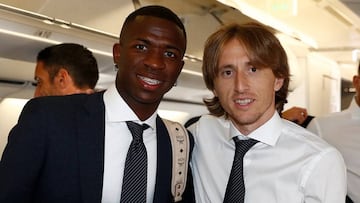 Vinicius posa con Modric durante un viaje con el Real Madrid.