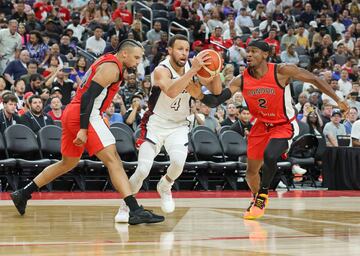 Stephen Curry se zafa de los jugadores canadienses Shai Gilgeous-Alexander y Dillon Brooks.