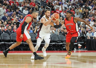 Stephen Curry se zafa de los jugadores canadienses Shai Gilgeous-Alexander y Dillon Brooks.
