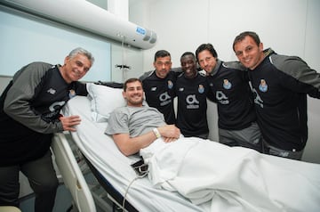 Iker Casillas con el cuerpo técnico del Oporto. Sergio Conceiçao, Siramana Dembelé, Vitor Bruno, Eduardo Oliveira y Diamantino Figuereido.