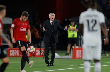 Ancelotti, entrenador del Real Madrid, en la banda.