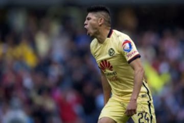 Oribe Peralta se molestó luego de que el árbitro Fernando Guerrero le anulara un gol por un dudoso fuera de juego pocos minutos antes de que concluyera el clásico ante Chivas.