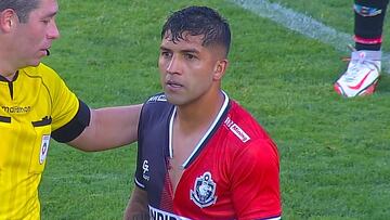 La escena más curiosa del fútbol chileno: se rajó una camiseta y la solución sorprendió a todos