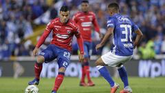 Leonardo Castro ante la marca de &Oacute;mar Bertel en el juego entre Millonarios y Medell&iacute;n por Liga &Aacute;guila.