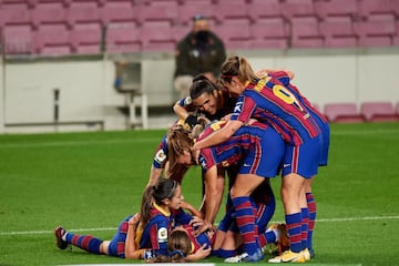 El pasado enero, el Camp Nou abrió para el fútbol femenino. No lo pudo hacer con público por el COVID, pero después de 50 años, volvía a haber fútbol femenino y esta vez para un partido oficial ante el Espanyol. Alexia lo volvió a hacer. Marcó el primer gol del partido para convertirse en la primera mujer en marcar un gol oficial en el Camp Nou. El partido terminó 5-0. 
