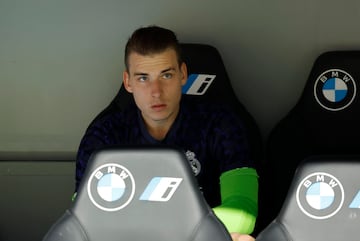 Lunin en el banquillo durante el partido de LaLiga EA Sports entre el Real Madrid y el Cádiz.