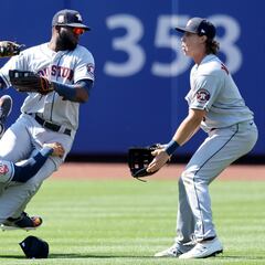 Yordan Álvarez and Jeremy Peña injured on collision in left field