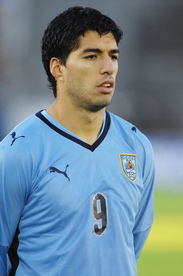 El 7 de febrero de 2007 en el Estadio Centenario, en un amistoso contra Colombia, Suárez partió de inicio y disputó sus primeros minutos con la camiseta celeste. 