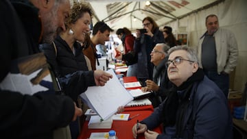 El escritor Sergi Pamies durante la firma de libros en el día de Sant Jordi 2024, a 23 de abril de 2024, en Barcelona, Catalunya (España). Barcelona acoge como cada año la festividad de Sant Jordi y engalana la ciudad de rosas rojas. 
Kike Rincón / Europa Press