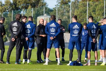 Primer entrenamiento del Carlos Cardoso en los campos de entrenamiento da Madroa, hablando con el equipo.