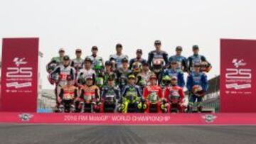 Foto de familia de los pilotos de MotoGP.