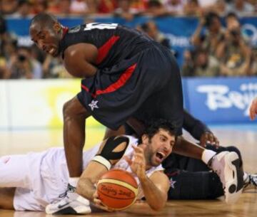 24/08/2008. Final de baloncesto de los JJ.OO. de Pekín. Espectacular partido entre EE.UU. y España.
Kobe Bryant y Álex Mumbrú.