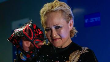 Lady Apache presume la máscara de Mujer Demonio.