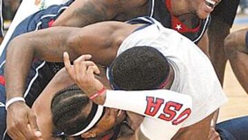 <b>NO ERA LA FINAL. </b>Marbury, Okafor, Boozer y LeBron estrujan a Iverson. Y eso que no era la final de la NBA.