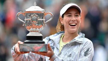 Garbiñe Muguruza sonríe con la Copa Suzanne Lenglen.