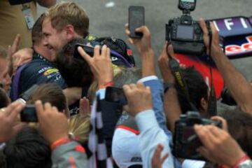 Sebastian Vettel celebrando su victoria en el Gran Premio de Brasil de Fórmula Uno, circuito de Interlagos.