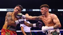 Mauricio Lara (izq.) y Leigh Wood por el AMB del peso pluma en Manchester.