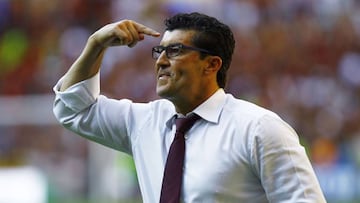 Guadalajara's coach Jose Manuel de La Torre gestures during their Mexican Clausura 2015 tournament second leg quarterfinal football match against Atlas at Jalisco stadium on May 17, 2015 in Guadalajara, Mexico. AFP PHOTO/HECTOR GUERRERO (Photo credit should read HECTOR GUERRERO/AFP/Getty Images)