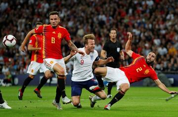 Harry Kane entre Saúl Ñíguez y Carvajal.