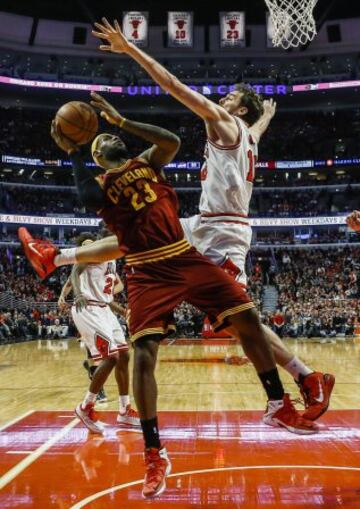 LeBron James lanza ante Pau Gasol.