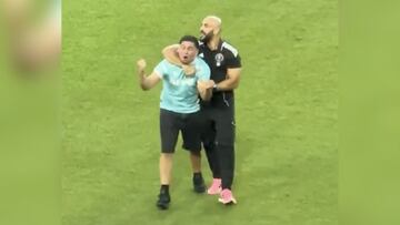 En el duelo ante San Miguelito, un aficionado esquivó la seguridad, hizo caer al imbatible Yassine Cheuko y logró abrazar a Messi antes de ser detenido.