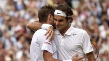 Roger Federer se abraza con Stanislas Wawrinka tras el duelo de suizos.