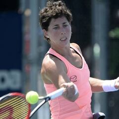 Carla Suárez tropieza en su estreno en Montreal