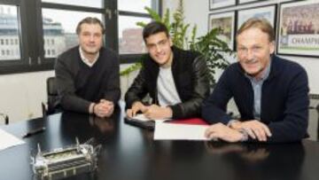 Mikel Merino firmando su contrato con el Dortmund.