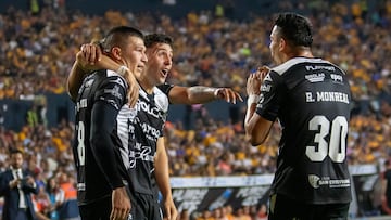 AME9004. MONTERREY (MÉXICO), 20/04/2024.- Los jugadores de Necaxa celebran un gol ante Tigres, este sábado durante un partido correspondiente a la jornada 16 del Torneo Clausura 2024 disputado en el estadio Universitario, en Monterrey (México). EFE/ Miguel Sierra
