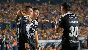 AME9004. MONTERREY (MÉXICO), 20/04/2024.- Los jugadores de Necaxa celebran un gol ante Tigres, este sábado durante un partido correspondiente a la jornada 16 del Torneo Clausura 2024 disputado en el estadio Universitario, en Monterrey (México). EFE/ Miguel Sierra
