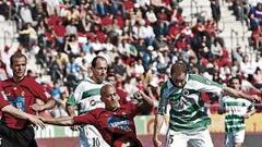 El Racing resbala pero aún sonríe