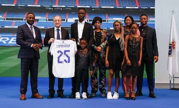 Camaninga, group photo with his family during his presentation at Real Madrid.