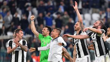 Los jugadores de la Juventus celebran con su afici&oacute;n el pase a la final de la Champions 2017.