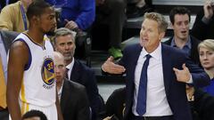 Steve Kerr, durante un partido con los Warriors.