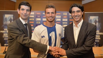 Christian Santos, entre el presidente y el director deportivo del Alavés.