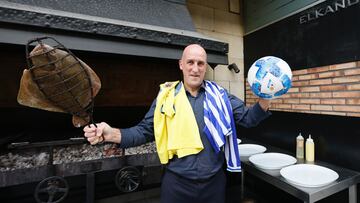 Aitor Arregi posa para AS en la parrilla de su restaurante, Elkano.