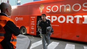 25-04-25. NACHO MARTÍN, LLEGANDO AL NUEVO MIRANDILLA CON EL RESTO DE LA EXPEDICIÓN DEL SPORTING.