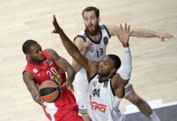 Oliver Lafayette (rojo) se ve frenado por Marcus Slaughter (44) y Sergio Rodríguez (13).