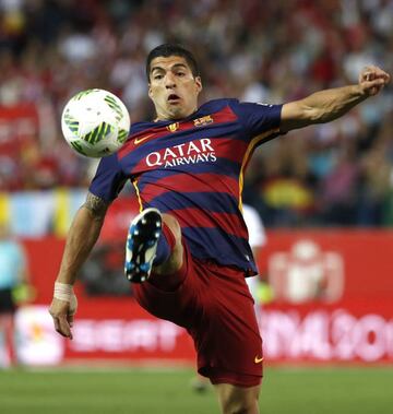 Suárez stretches for the ball which seemed to be the source of the initial strain.