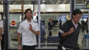 <b>MENTALIZADOS. </b>Özil y Sergio Ramos, a la llegada del Real Madrid ayer al aeropuerto de Zagreb.