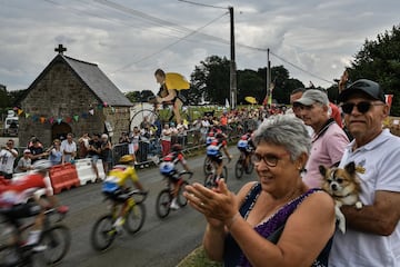 Los espectadores aplauden mientras el pelotón avanza durante la séptima etapa.