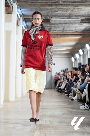 La camiseta está inspirada en las raíces del Club Deportivo Mirandés, en aquellos primeros años de barro, humildad y pasión que cimentaron la identidad rojinegra. Ese pasado explica el presente competitivo del club y proyecta su ambición de futuro, sin renunciar nunca a su esencia. El diseño usa los colores rojo y negro como símbolos de pasión y coraje, convirtiendo la prenda en un homenaje a la superación, la identidad y el corazón mirandés que ha acompañado cada paso de su historia.